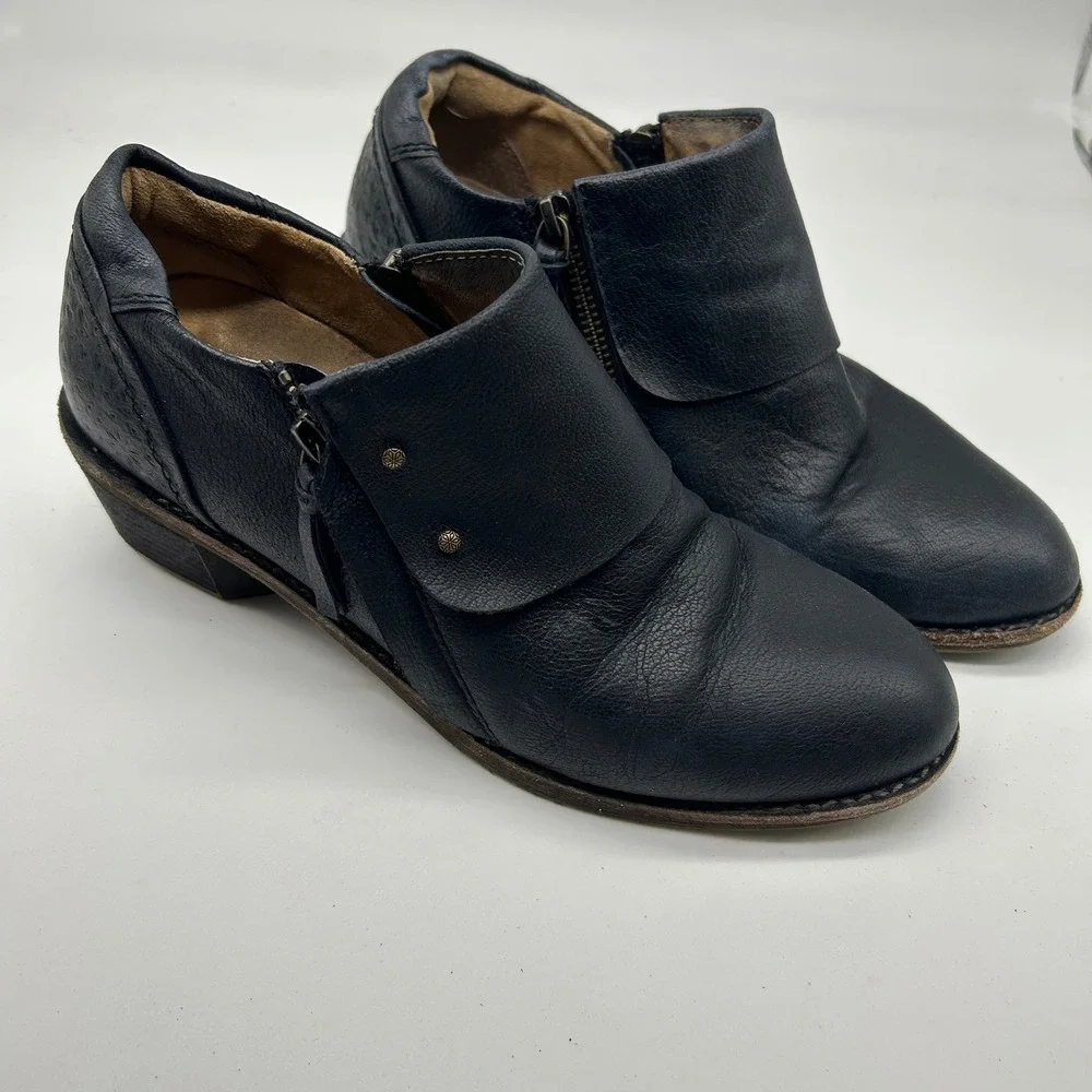 Halsa‎ Michelle Black Leather Ankle Boots Side Zip Embossed Women's Size 9M